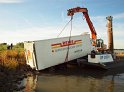 LKW faehrt in den Rhein Langel Hitdorf Faehre P211